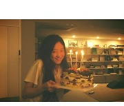 정려원 "케이크 들고 찾아온 친구 덕분에 외롭지 않은 생일" 청순 미소 [SNS★컷]