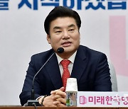 '불법 정치자금 수수' 원유철 항소심서 징역 1년 6개월