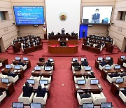 민주당 경남도의원, '의장-부의장 불신임안' 서명해 놓고 이탈