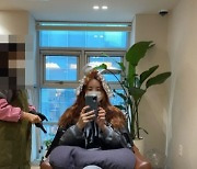 '한재석♥' 박솔미, 머리에 포일 칭칭 감고 거울 셀카.. 어떻게 변신?