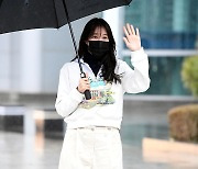 [T포토] 이지아 '우산도 가리지 못한 미모'
