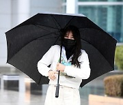 [T포토] 이지아 '거센 비에 꼭 쥔 우산'