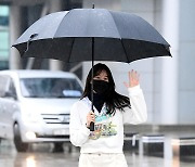[T포토] 이지아 '우산 써도 빛나는 미모'