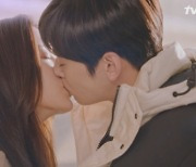 '여신강림' 차은우♥문가영 애틋 키스..박유나와 삼각관계 [전일야화]