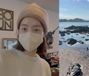 '검사 남편♥' 임산부 한지혜, 제주 바다 힐링 산책 "허리 아파서" [★해시태그]