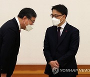 신현수 민정수석과 인사하는 김진욱 공수처장