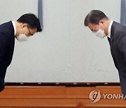 인사하는 문재인 대통령과 김진욱 공수처장