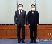 사진 촬영하는 문재인 대통령과 김진욱 공수처장
