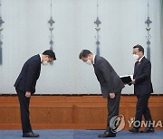 인사하는 문재인 대통령과 김진욱 공수처장