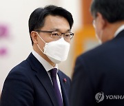 신현수 민정수석과 인사하는 김진욱 공수처장