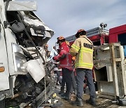 당진영덕고속도로 문의IC서 트럭 연쇄 추돌..2명 사상