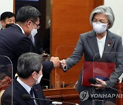 강경화 외교부 장관과 인사하는 서욱 국방부 장관