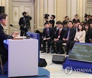 '말문 막히면?'..문대통령 회견 '조작·왜곡 사진' 무차별 확산