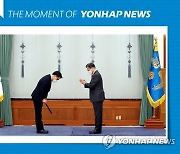 [모멘트] 초대 공수처장 임명장 수여하는 문재인 대통령