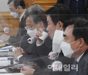 [포토] 물 마시는 김진표 국가경제자문회의 의장