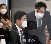 [포토]  논의하는 김진표, 윤관석 의원