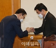 [포토] 주먹인사하는 김진표 국가경제자문회의 의장