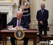 코로나19 대응 행정명령 서명하는 바이든 미 대통령