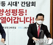 정책간담회 참석하는 김종인·주호영