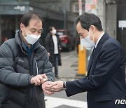 동물병원 방문해 손소독하는 우상호