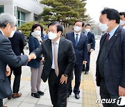 구의원들과 인사하는 박병석 국회의장