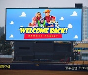 [SC핫포커스]KIA 브룩스 가족들과 함께 입국, 구단 '챔필' 전광판 대형사진으로 환영