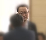 '원전 의혹' 백운규 소환 통보..검찰수사, 청와대 턱밑까지