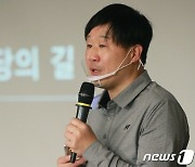 서민 '文정권 중 최초 사과' ..유시민 고맙다, "그러나 내겐 사람아니다"