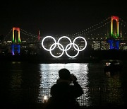 흔들리는 IOC·일본.. 앞에선 "개최" 뒤에선 '딴말'