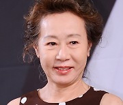 윤여정 14관왕, 美 흑인 영화 비평가협회상서도 여우조연상 수상