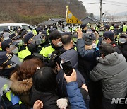 성주 사드기지서 경찰-주민 충돌..1명 병원후송