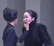 열연하는 '베르나르다 알바' 배우들
