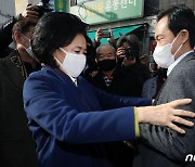 보궐선거 앞두고 포옹 나누는 박영선·우상호