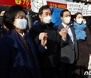 민생현장 릴레이 방문에 앞서 기념촬영 하는 이낙연·박영선·우상호