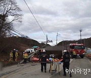 강원서 화물차 전신주 충돌·작업자 추락.. 2명 사망