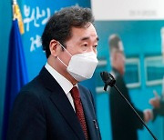 이낙연 "재정 적극적 역할 매우 중요".."화수분 아니다" 홍남기 비판