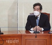 이낙연 "재정 적극적 역할 중요"..홍남기 "재정은 화수분 아니다"