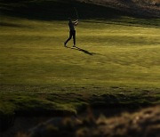 [방민준의 골프세상] 지뢰밭을 헤매는 골퍼의 운명