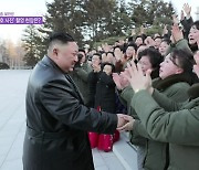 [요즘 북한은] 수천 명과 '찰칵'..북한식 기념사진 촬영 외