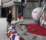 MLB, 행크 아론 추모 물결..바이든 대통령 "미국의 영웅" 추모글