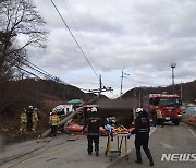 5t 트럭 전신주 충돌, 21m 인부 추락..1명 사망 1명 중태(종합)