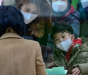 방역당국 "초등 저학년, 코로나 감염 위험평가해 등교수업 검토"