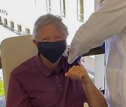 빌 게이츠도 코로나19 백신 접종 "65살 되면 받는 혜택"