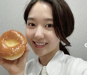 '전현무♥' 이혜성, 빵사랑 넘치는 청순미 여신 [리포트:컷]