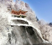 북한 백두산지구 '설경'.."리명수폭포 겨울 풍경"