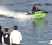 '포근해진 날씨에 수상스포츠 즐겨요'