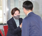 김정기 전 상하이 총영사와 인사 나누는 나경원