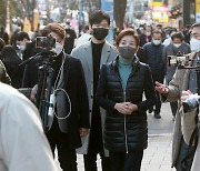 서울 홍대거리에서 시민들 만나는 나경원