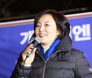 박영선 "한국은 문재인 보유국"..나경원 "민심을 따르라"