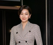 Jang Yoon-ju as Mi-ok is the 3rd of the 3 in 'Three Sisters'